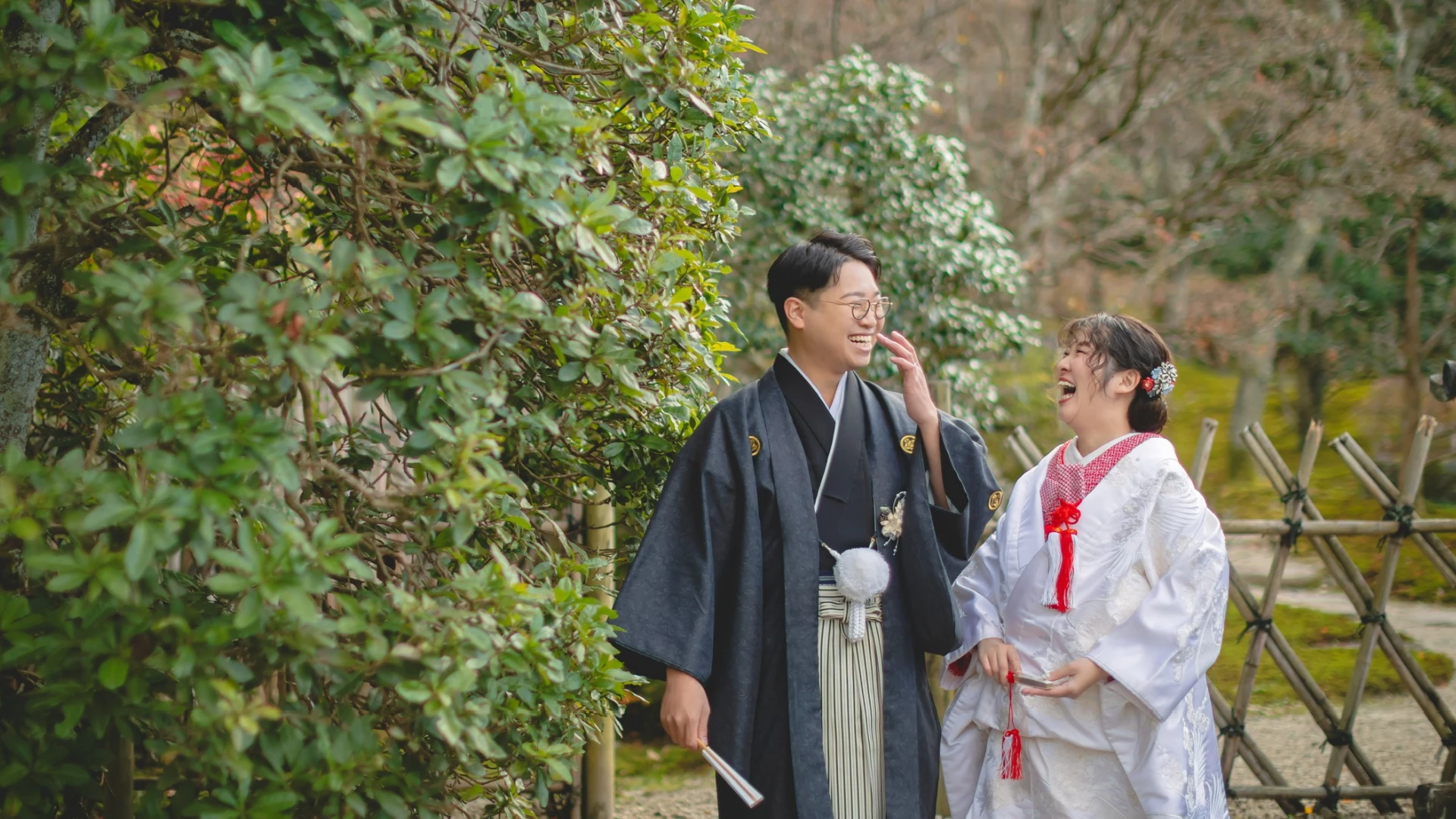 和装の新郎新婦