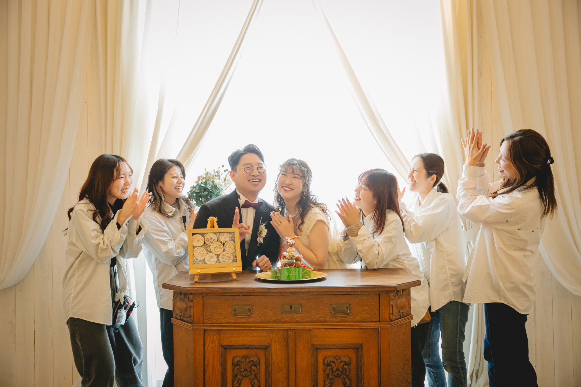 スタッフに祝福される新郎新婦